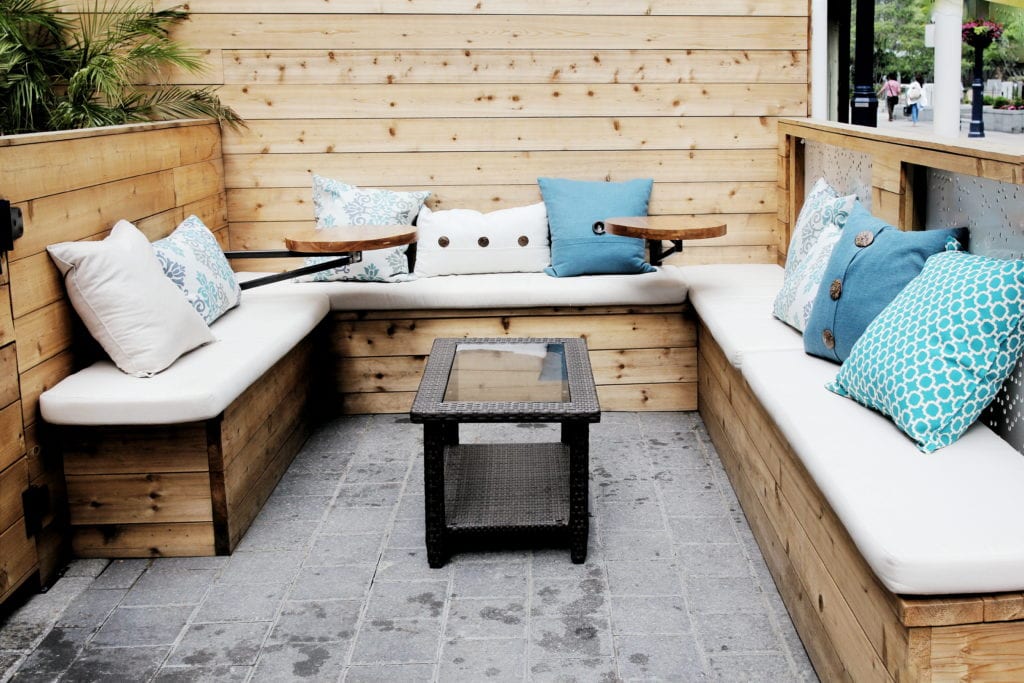 Bar Reyna: Front Patio