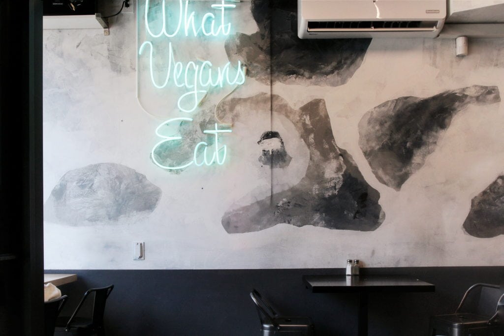 Doomie's: Interior