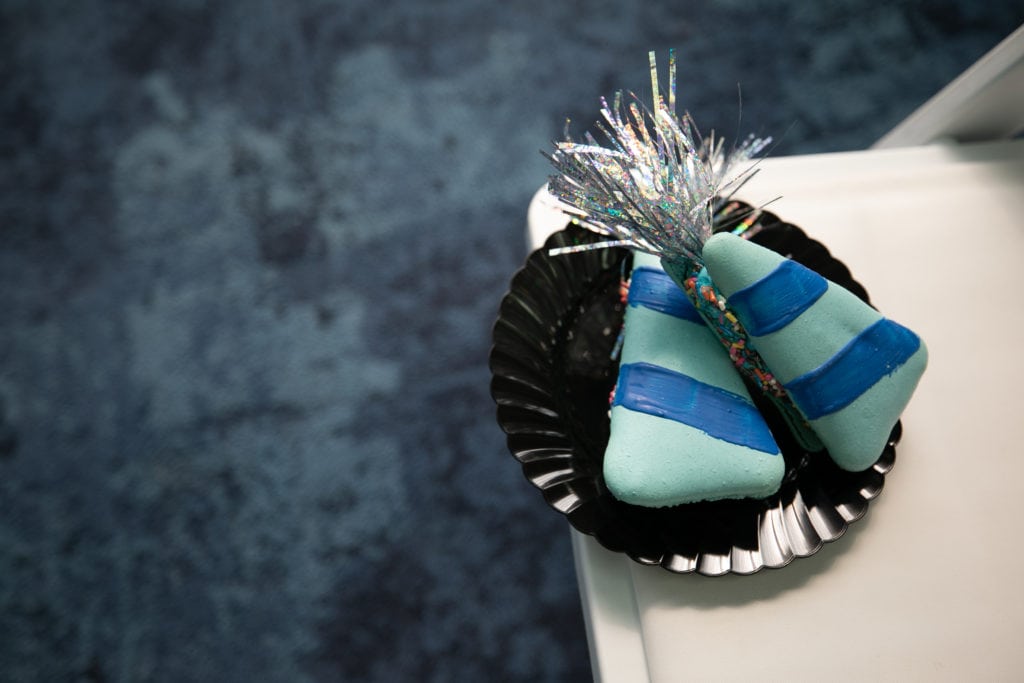 Disneyland: Birthday Hat Macaron